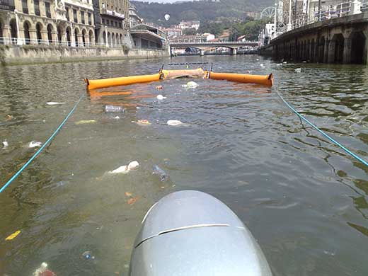 Arrastre de popa con barrera durante fiestas de Bilbao para recogida de residuos plásticos