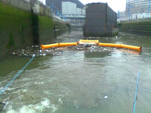 Arrastre de barrera Urgarbi 7000 en el Museo Marítimo de la ría de Bilbao tras grandes episodios de lluvias