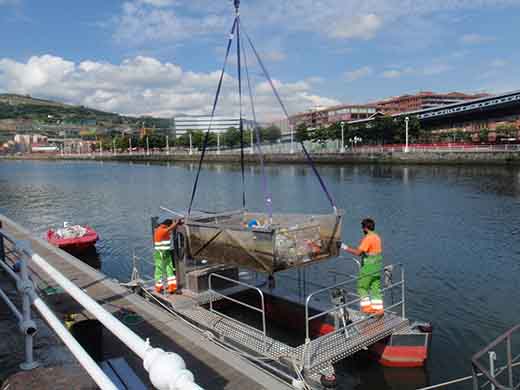 Descargando la cesta de residuos mayormente plásticos de la embarcación Urgarbi 2800