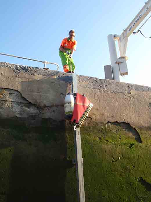 Operador de Urgarbi retirando un compensador de marea para su limpieza