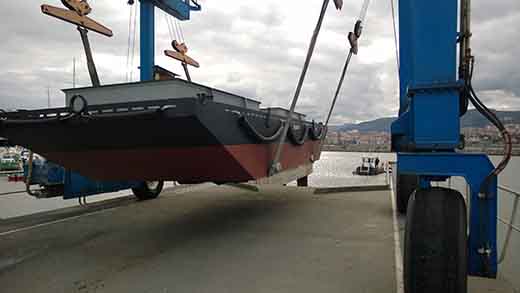 Gabarra portacontenedores lista para su botadura tras la inspección de Capitania Marítima de Bilbao